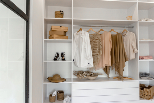 ארון בגדים בחדר שינה ארון בגדים בחדר שינה