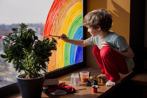 ילד צובע את החלון בחדר שלו ילד צובע את החלון בחדר שלו