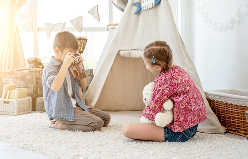 ילדים משחקים בחדר ילדים מעוצב ילדים משחקים בחדר ילדים מעוצב