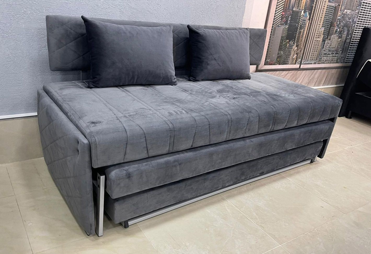 ספה נפתחת למיטה זוגית בזמן שימושה כספה