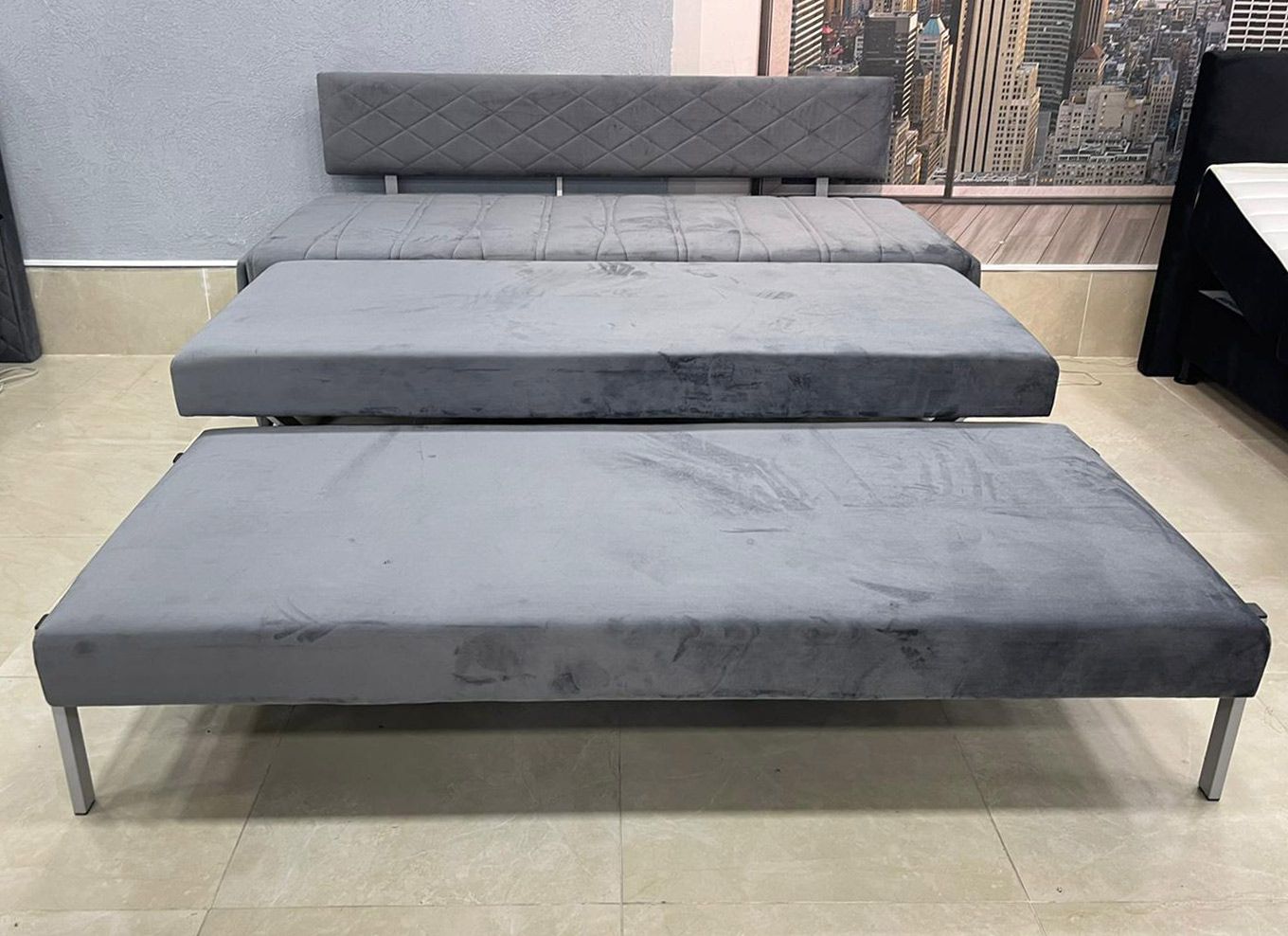 ספה נפתחת למיטה לאחר שנפתחה